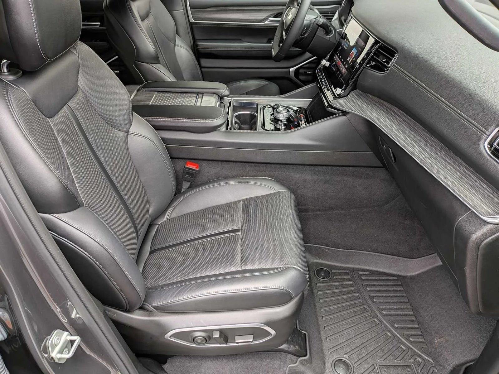 Used 2024  Jeep Series III image 32