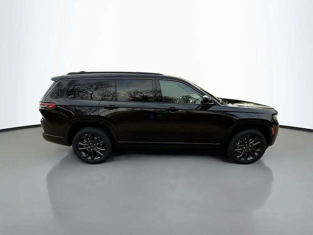 New 2026 Diamond Black Crystal Pearlcoat Jeep Limited Reserve image 3