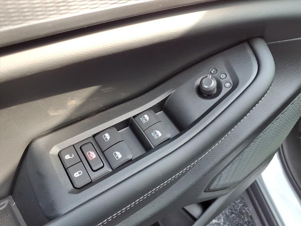 New 2025 Silver Zynith Exterior Paint Jeep Altitude X image 6
