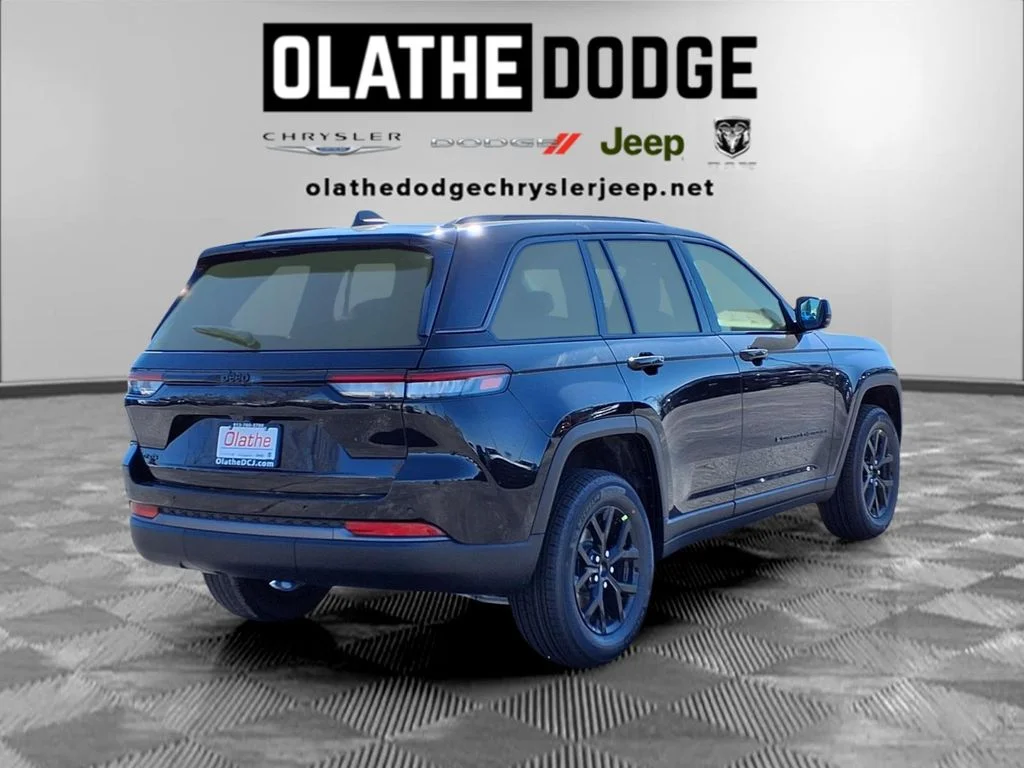 New 2026 Diamond Black Crystal Pearl-Coat Exterior Paint Jeep Laredo Altitude image 28