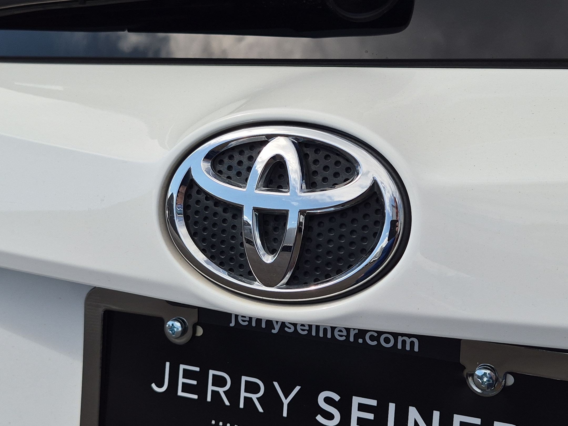Used 2018 Super White Toyota XLE image 13
