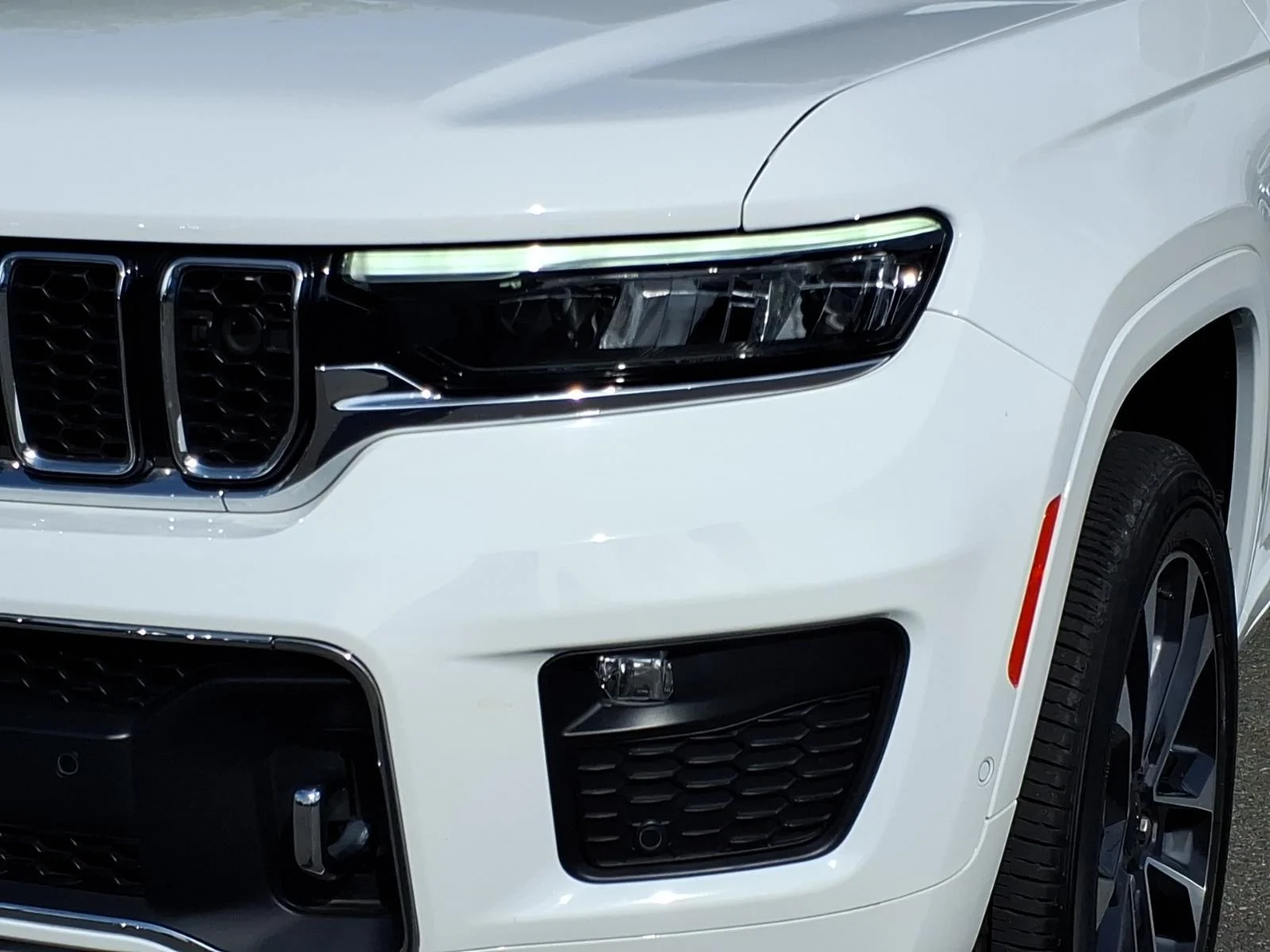 Used 2024 WHITE JEEP OVRLND image 16