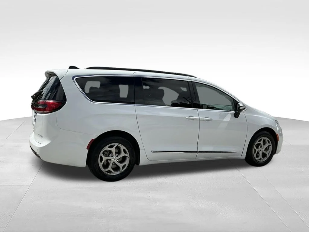 Used 2023 White Chrysler Limited image 9