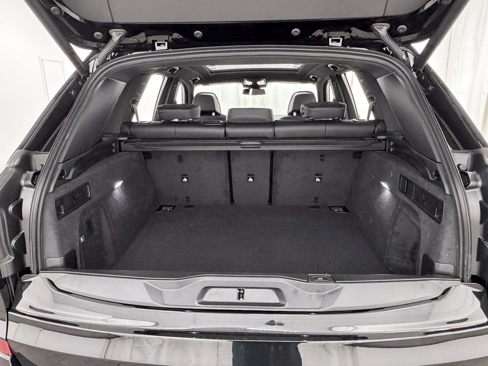 New 2026 Black Sapphire Metallic BMW M60i image 69