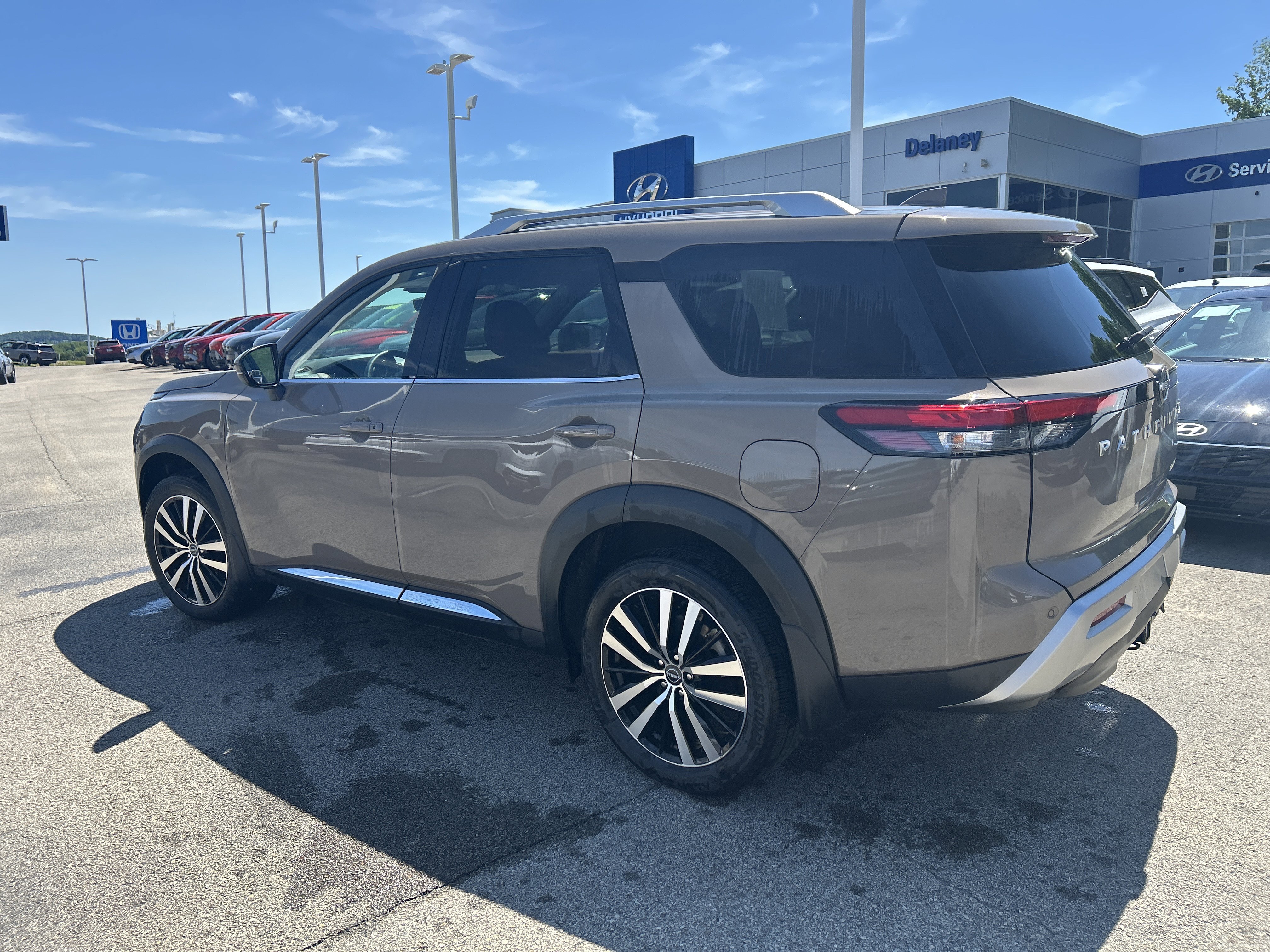 2025 Nissan Pathfinder Platinum - Photo 8