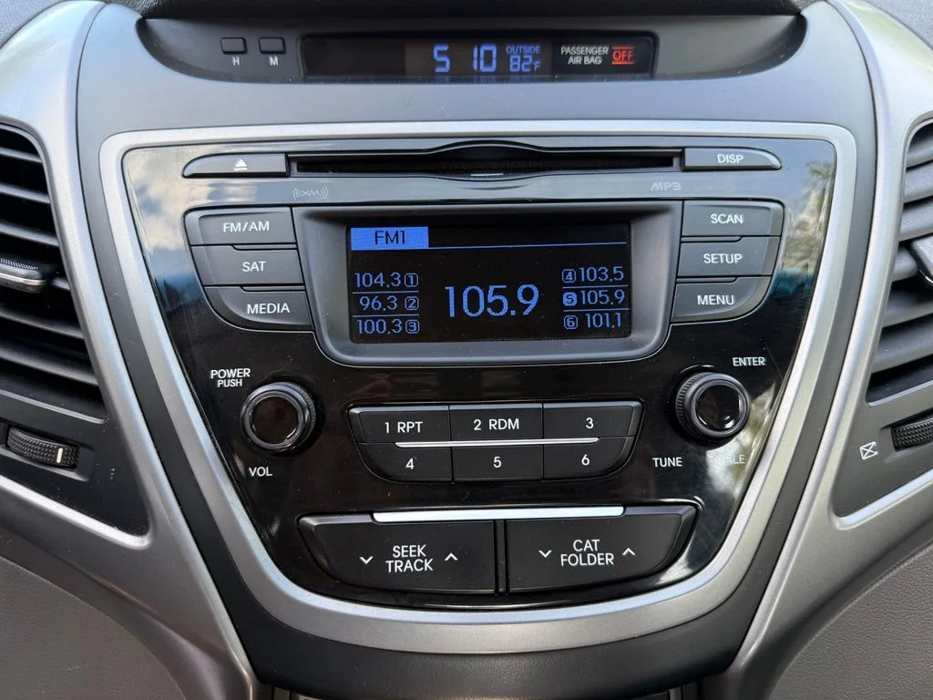 Used 2016 White Hyundai SE image 18