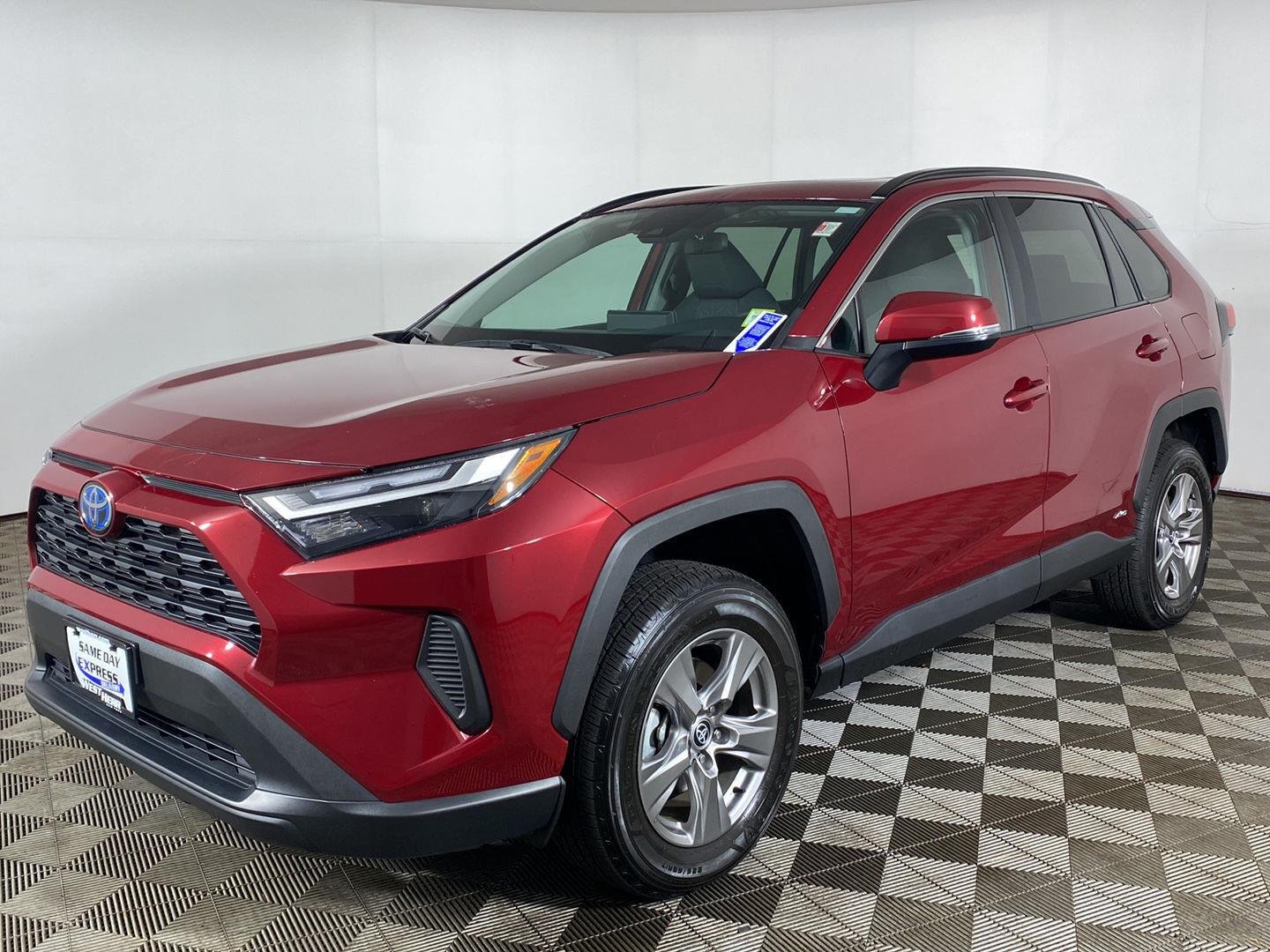 Used 2024 Ruby Flare Pearl Toyota XLE image 2