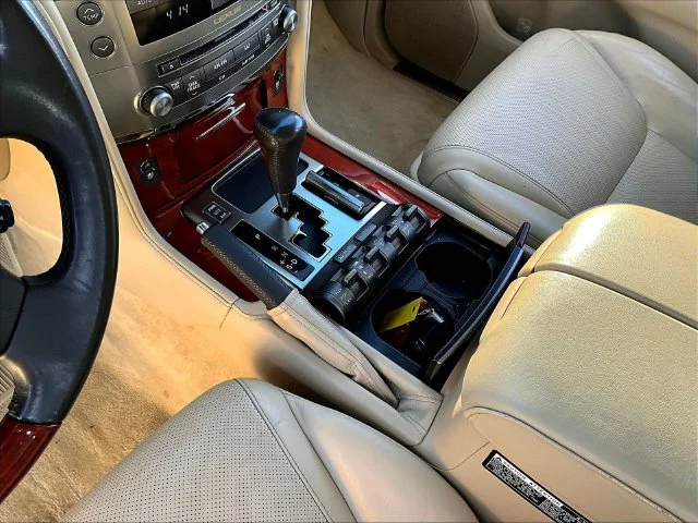 Used 2010  Lexus 570 image 22