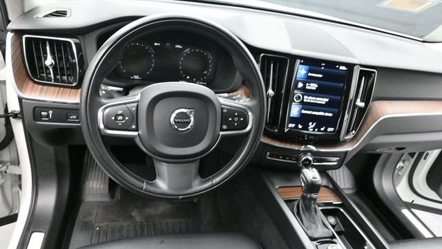 Used 2021 White Volvo T6 Momentum image 30