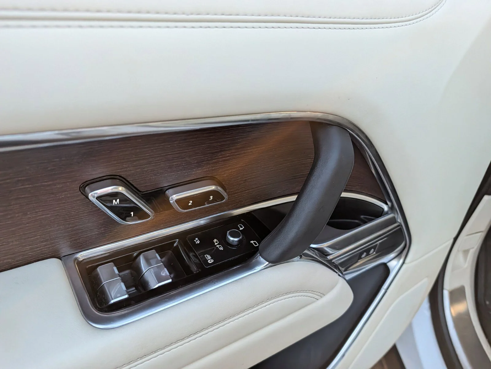 Used 2023  Land Rover SE image 19