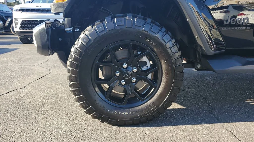 Used 2025 Black Jeep High Tide image 7