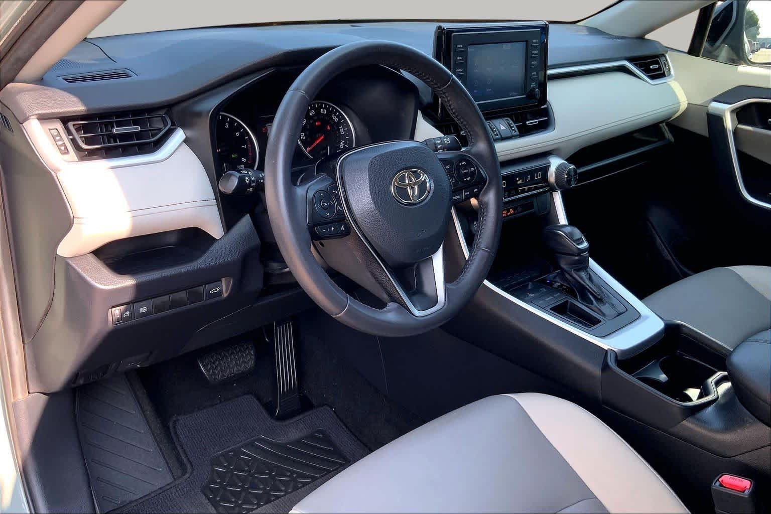 Used 2019 Lunar Rock Toyota XLE Premium image 18