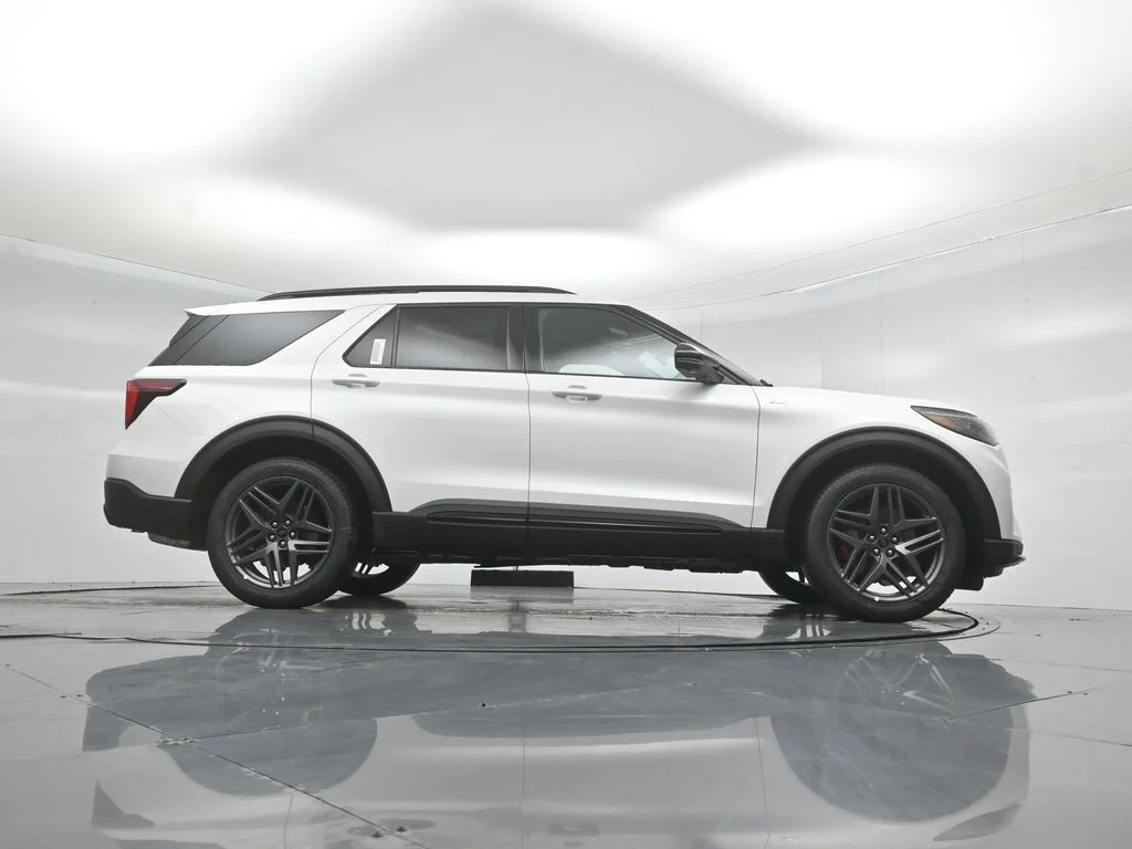 New 2026 Star White Metallic Tri-Coat Ford ST-Line image 47