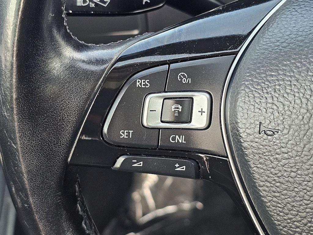 Used 2018 Cardinal Red Metallic Volkswagen 2.0T SEL image 10