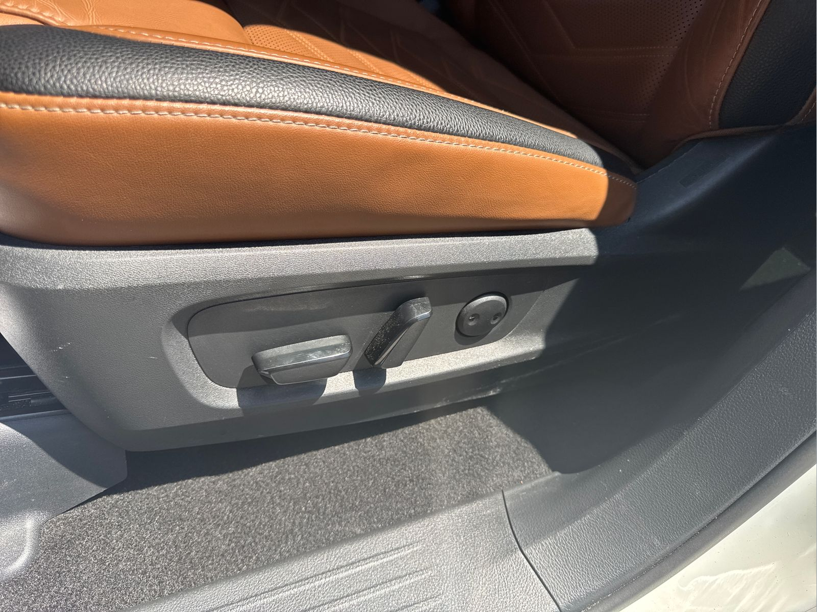 Used 2023 Pearl White Nissan Platinum image 29