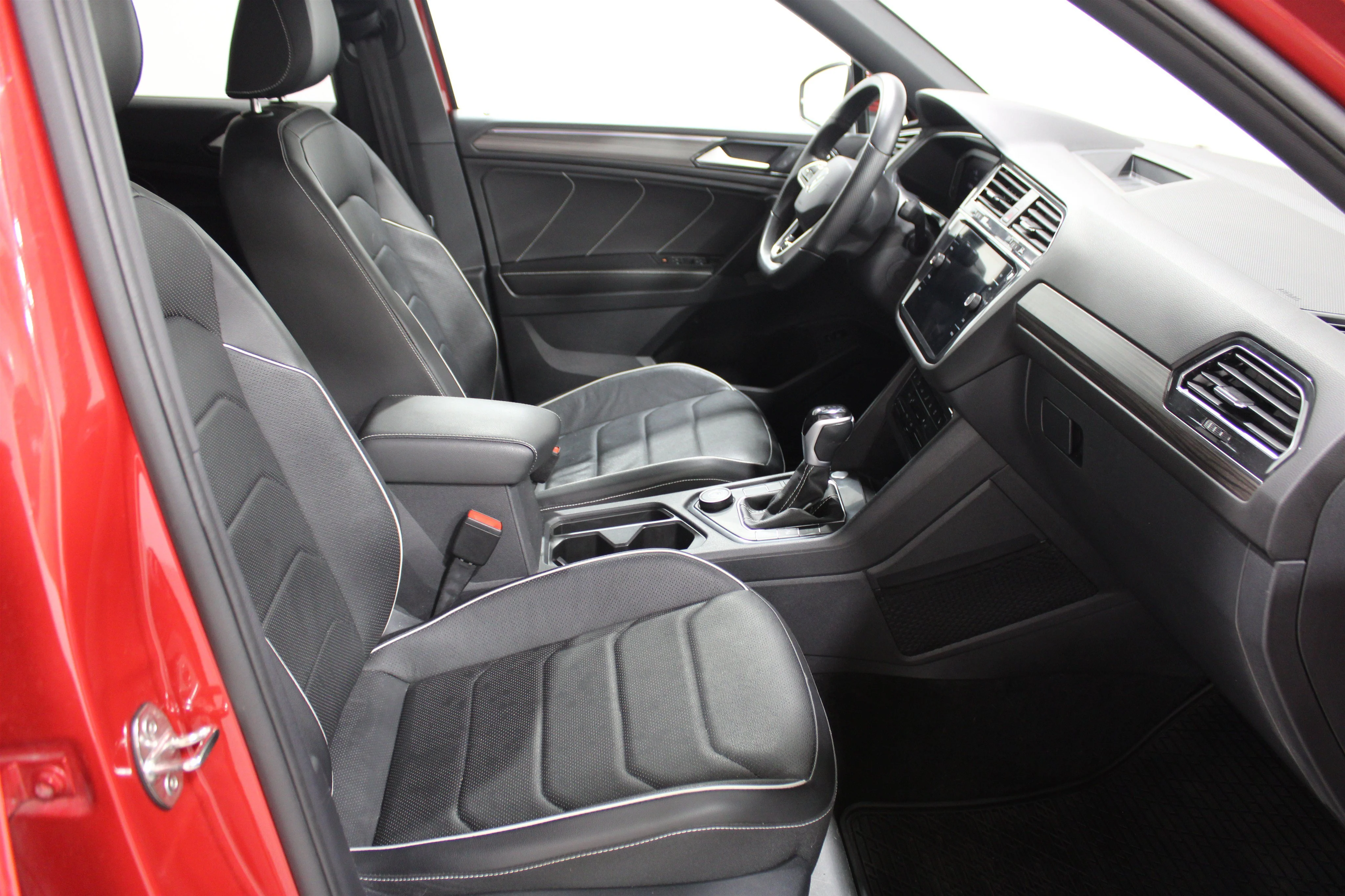 Used 2024 Kings Red Metallic Volkswagen SEL R-Line image 24