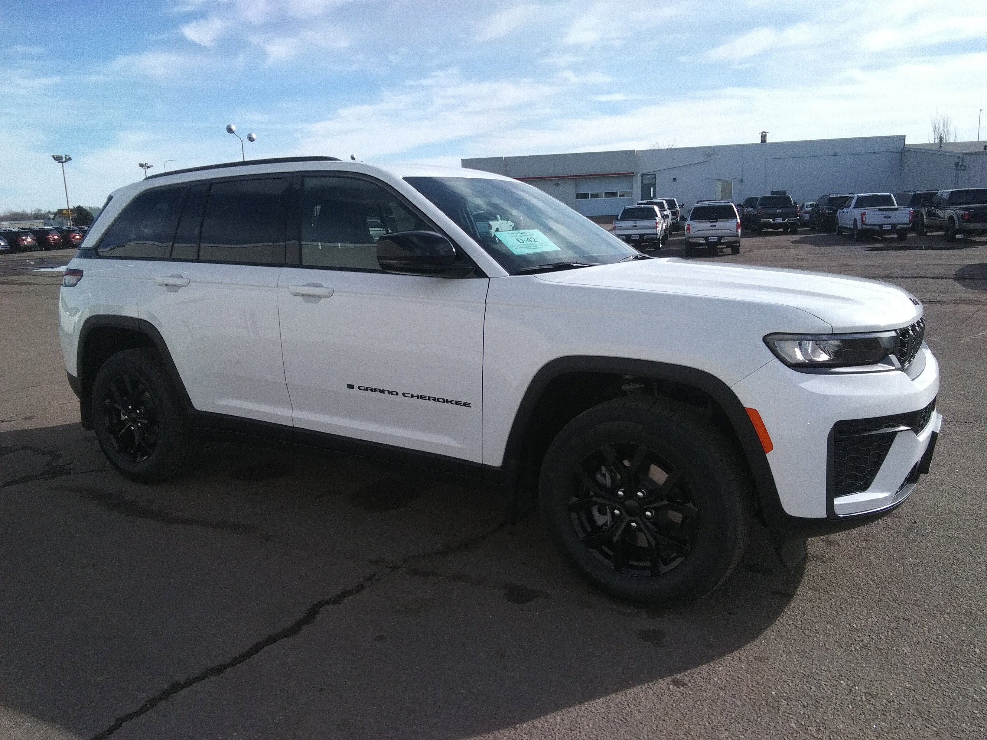 New 2026 Bright White Clear-Coat Exterior Paint Jeep Altitude image 4