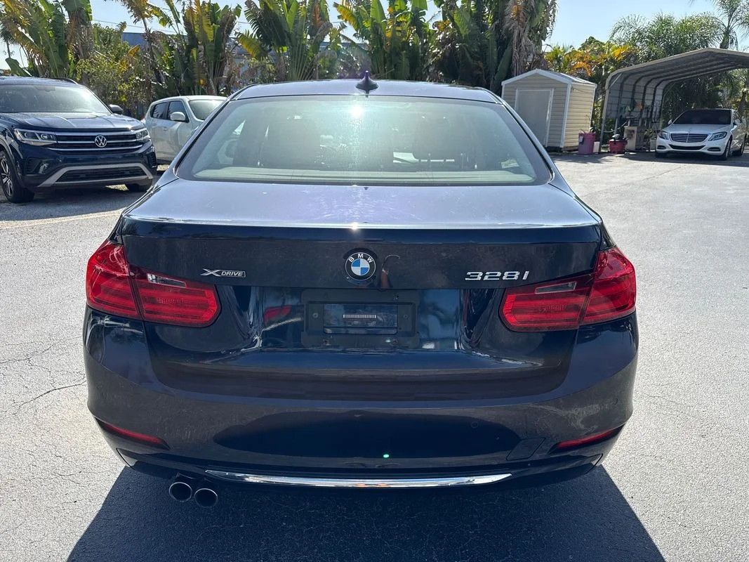 Used 2013  BMW xDrive image 4