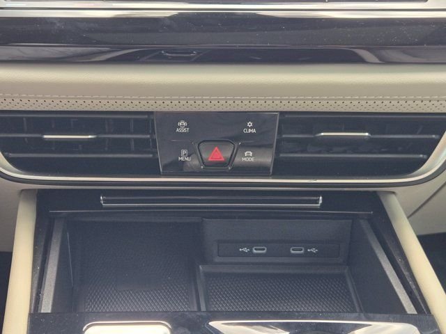 Used 2024  Volkswagen 2.0T SE w/Technology image 18