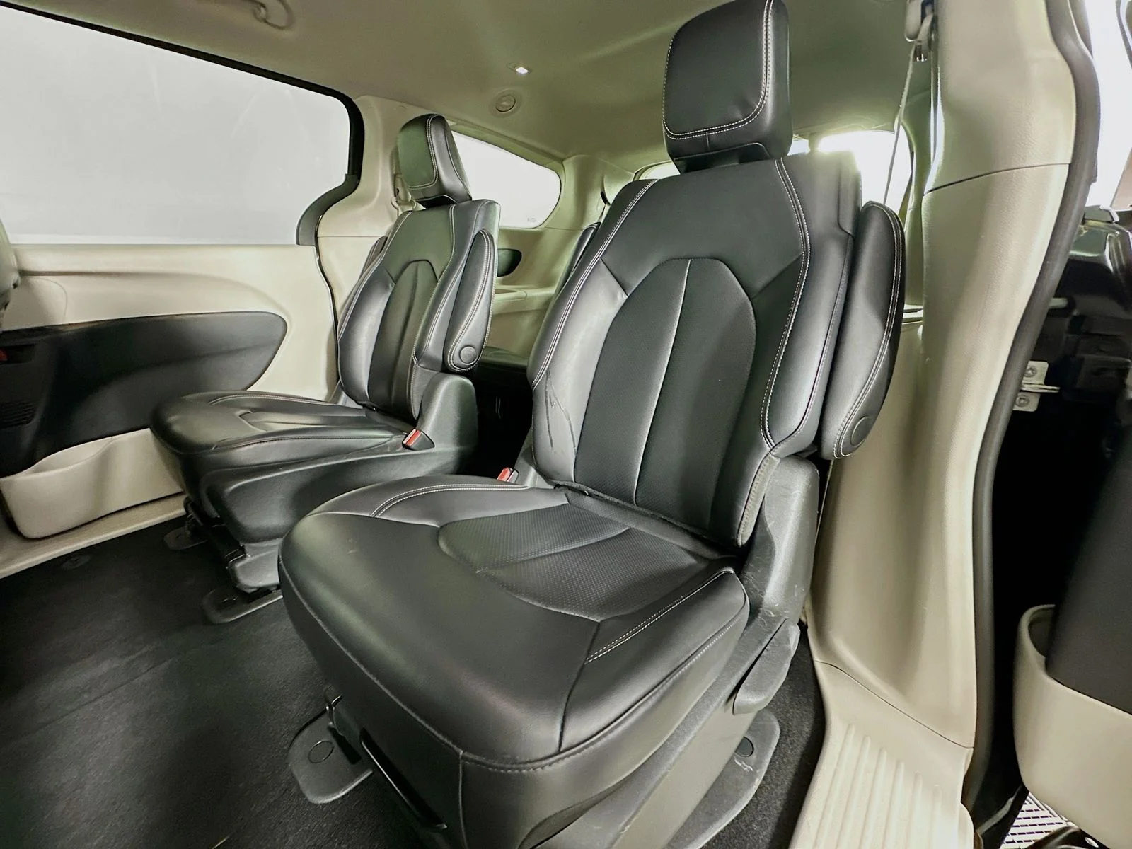 Used 2023 Brilliant Black Crystal Pearlcoat Chrysler Touring L image 24