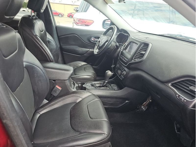 Used 2019 Velvet Red Pearlcoat Jeep Latitude Plus image 29