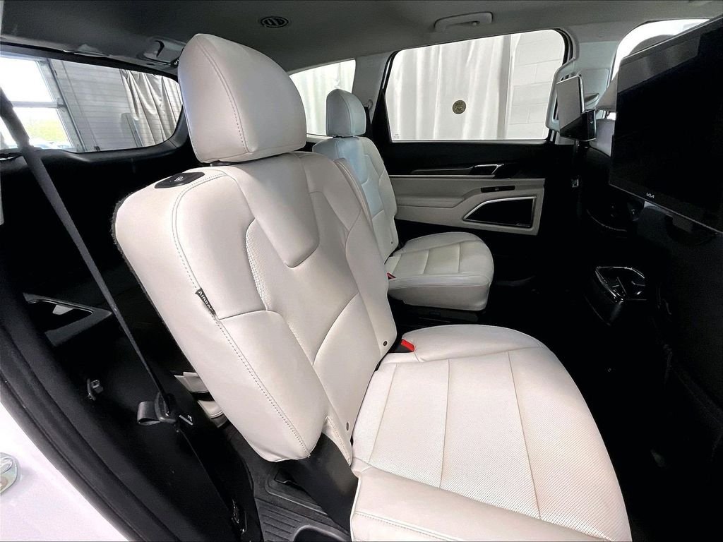 Used 2023 White Kia S image 16