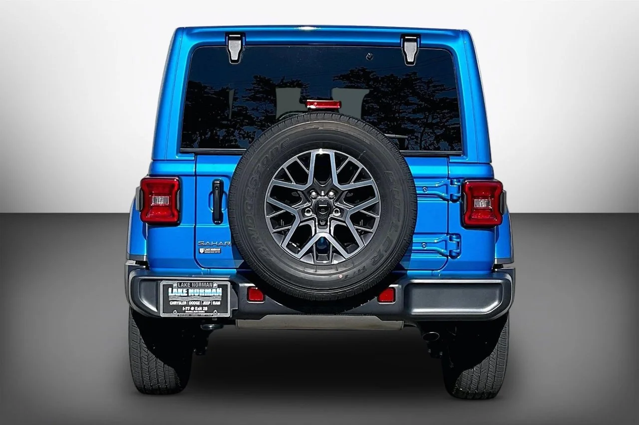 Used 2025 Blue Jeep Sahara image 7