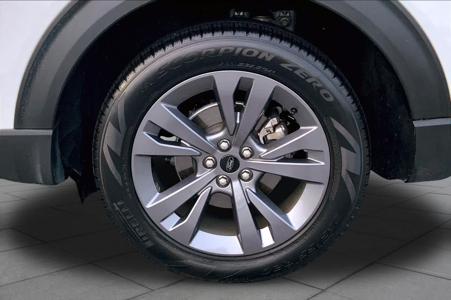 Used 2022 Star White Metallic Tri-Coat Ford XLT image 10