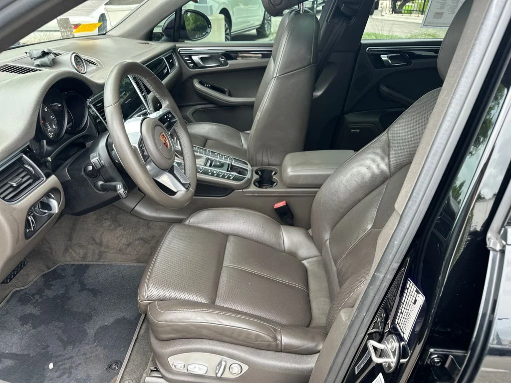 Used 2018  Porsche Base image 19