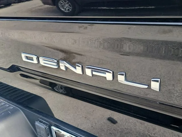 Used 2025 Onyx Black GMC Denali Ultimate image 30