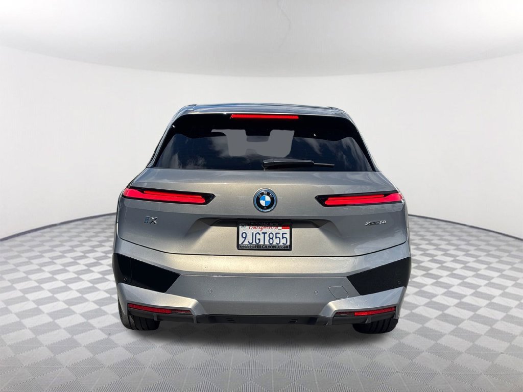 Used 2024 Gray BMW xDrive50 image 5