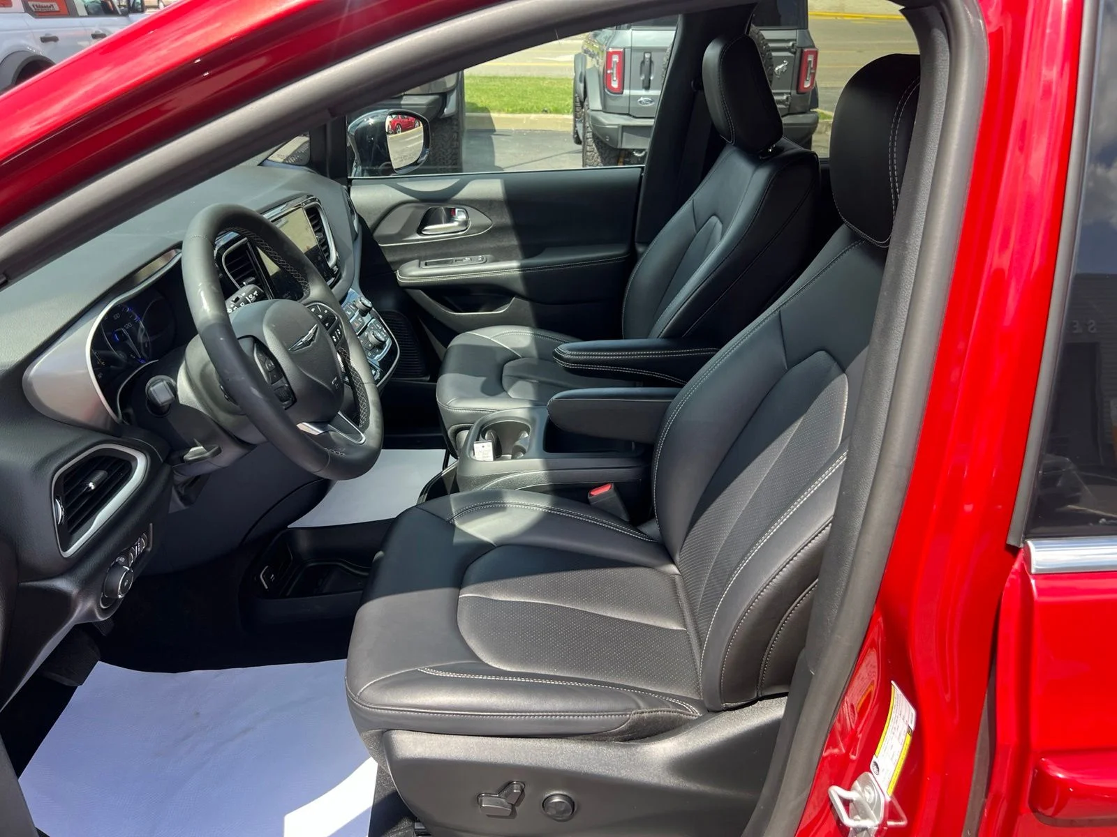Used 2025 Red Chrysler Select image 27