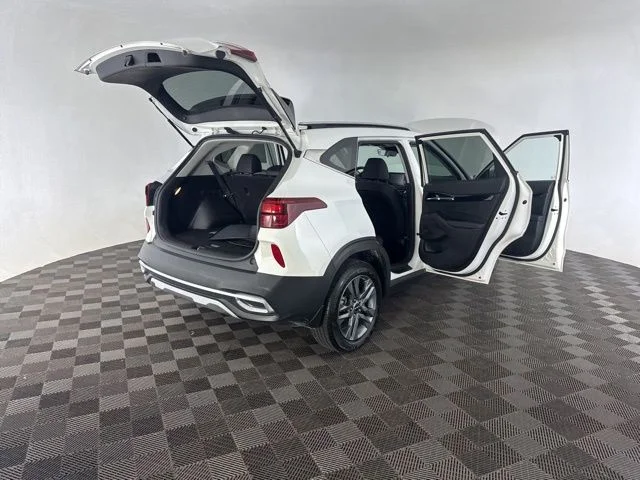 Used 2023 White Kia S image 17
