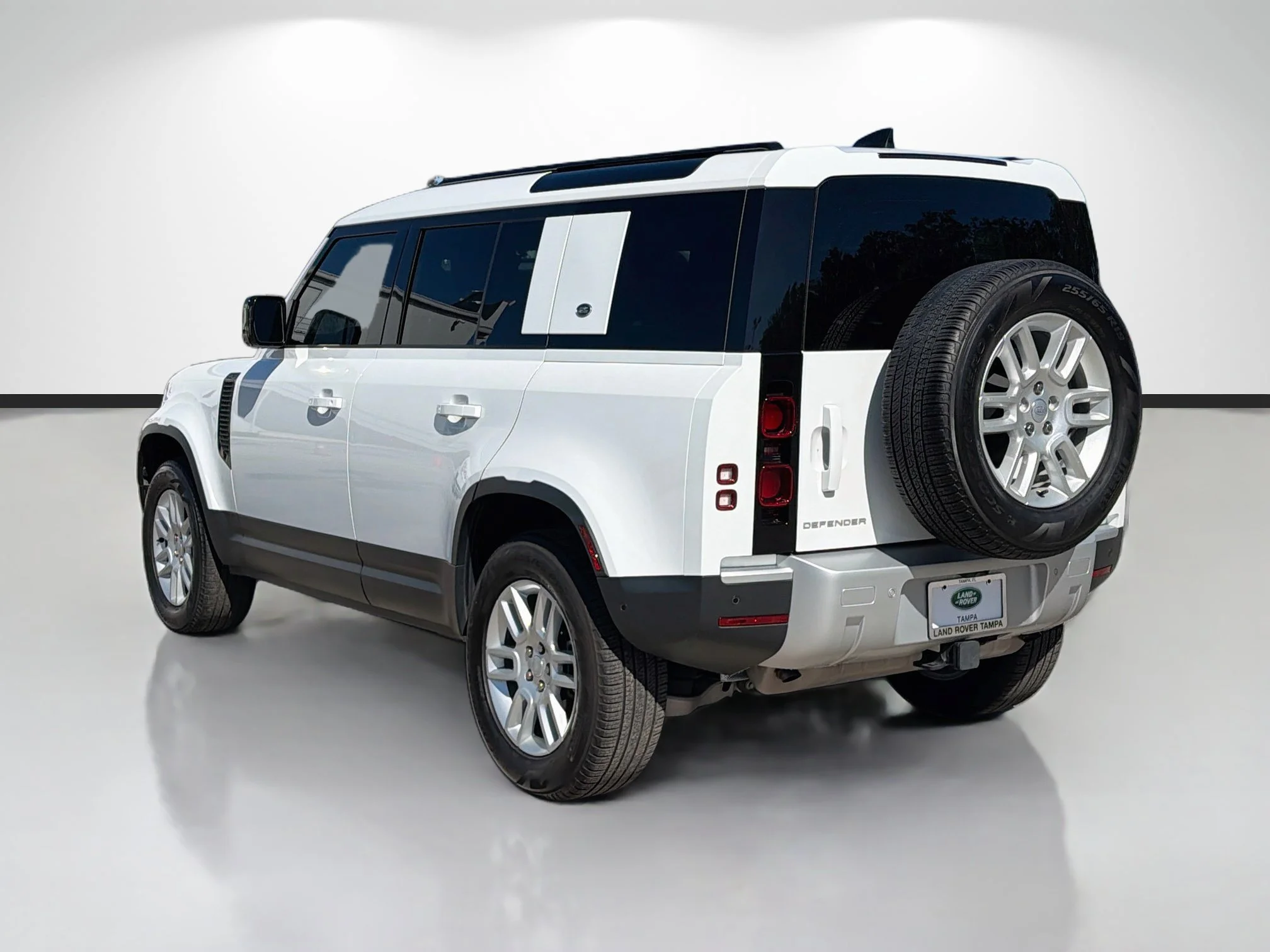 Certified Used 2024 Fuji White Land Rover S image 3