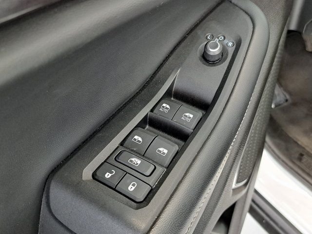 Used 2022 White Jeep Altitude image 20