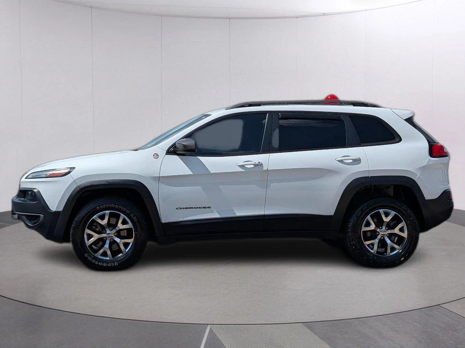 Used 2015 Bright White Clearcoat Jeep Trailhawk image 2