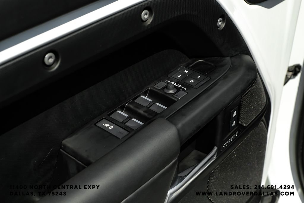 Used 2025 Fuji White Land Rover X-Dynamic SE image 32