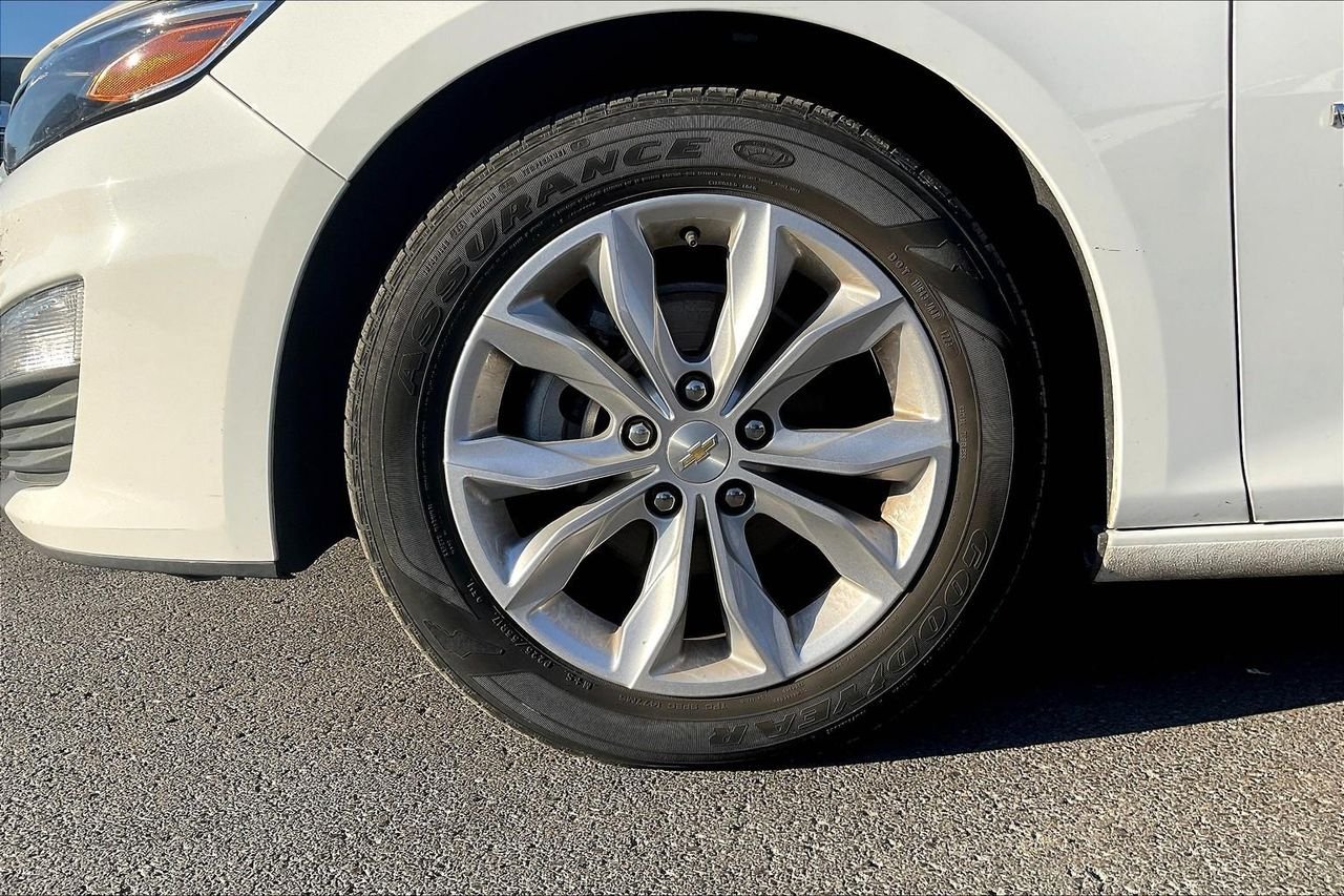 2024 Chevrolet Malibu 1LT photo 2
