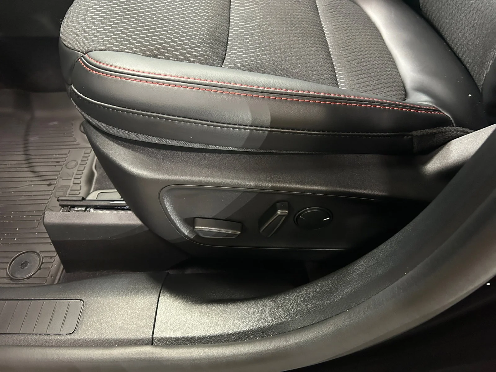 New 2026 Agate Black Metallic Ford ST-Line Elite image 15