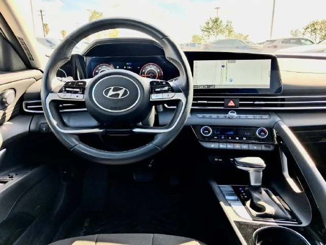 Used 2025  Hyundai SEL Convenience image 13