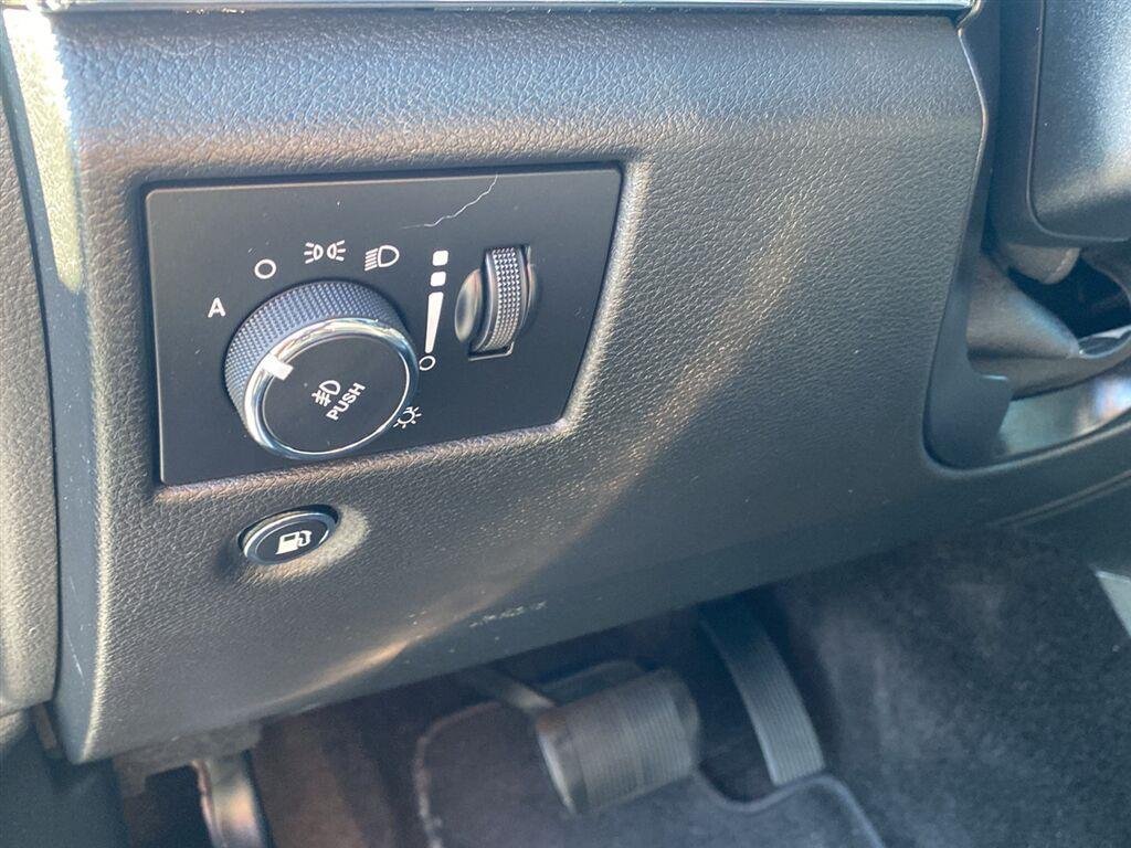 Used 2018 Diamond Black Crystal Pearlcoat Jeep Limited image 16