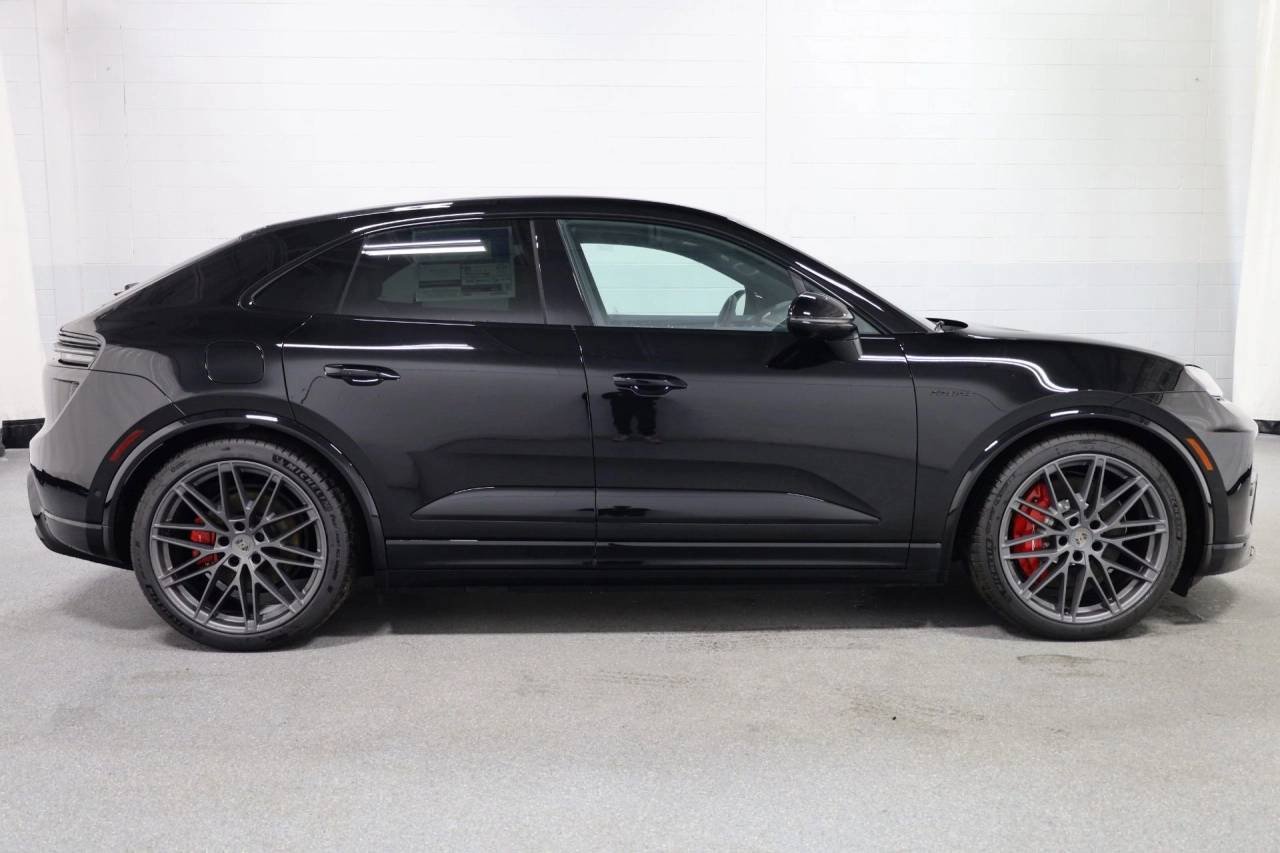 2025 Porsche Macan Turbo Electric - Photo 10