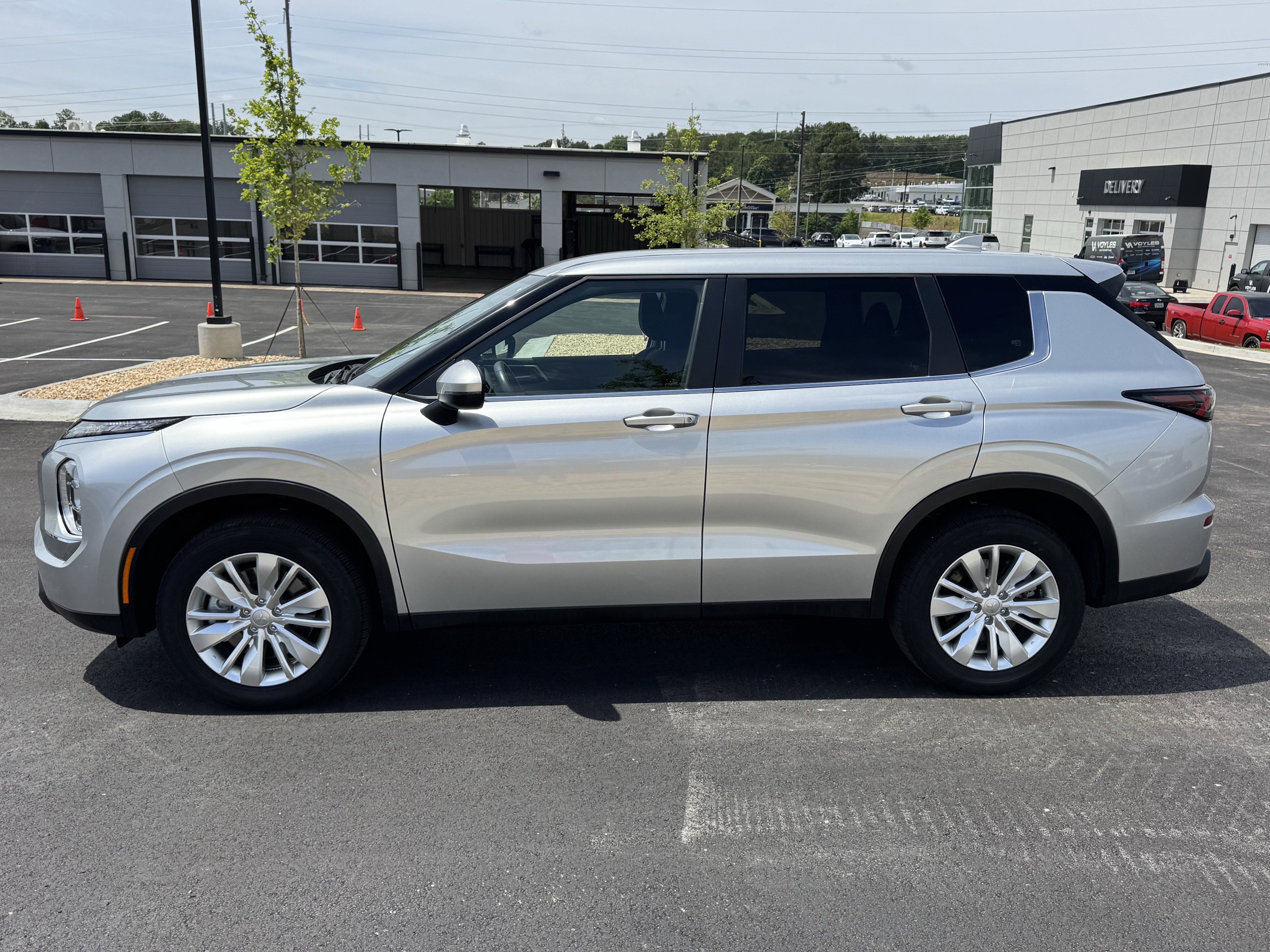 Used 2025  Mitsubishi ES image 4