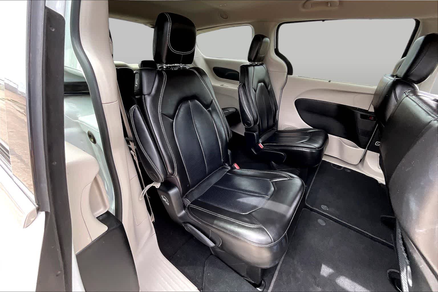 Used 2023 Bright White Clearcoat Chrysler Touring L image 18