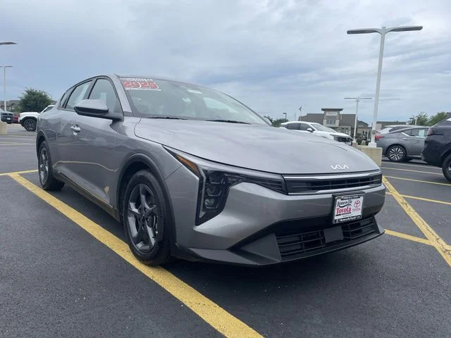 2025 Kia K4 LXS - Photo 10