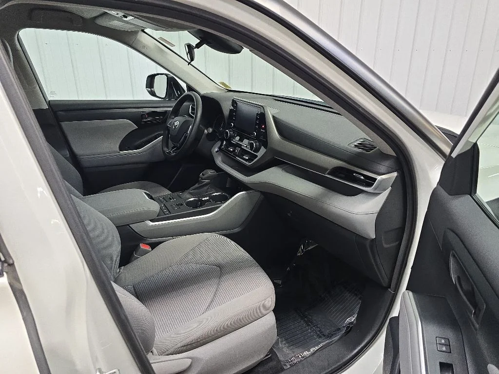 Used 2020 White Toyota L image 15