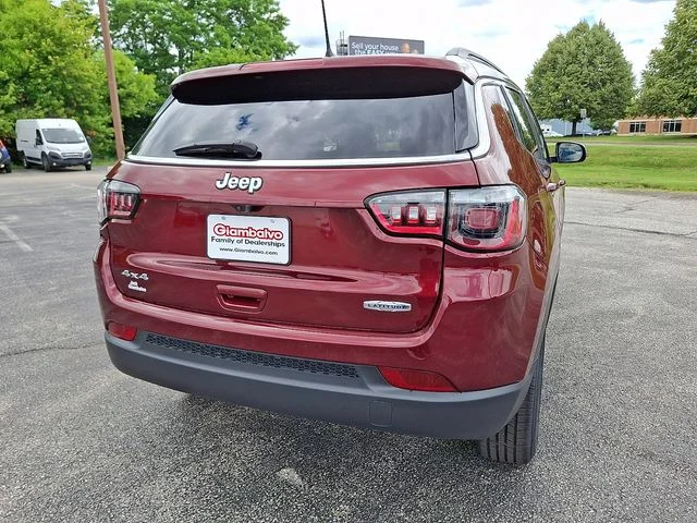 Used 2022 Red Jeep Latitude image 10