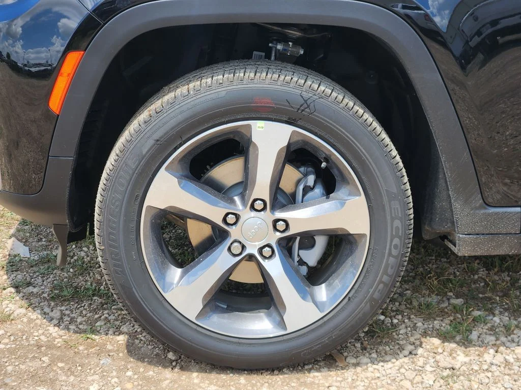 New 2026 Diamond Black Crystal Pearl-Coat Exterior Paint Jeep Limited image 7