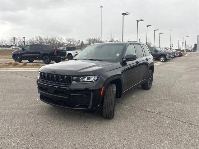 New 2026 Diamond Black Crystal Pearl-Coat Exterior Paint Jeep Altitude image 4