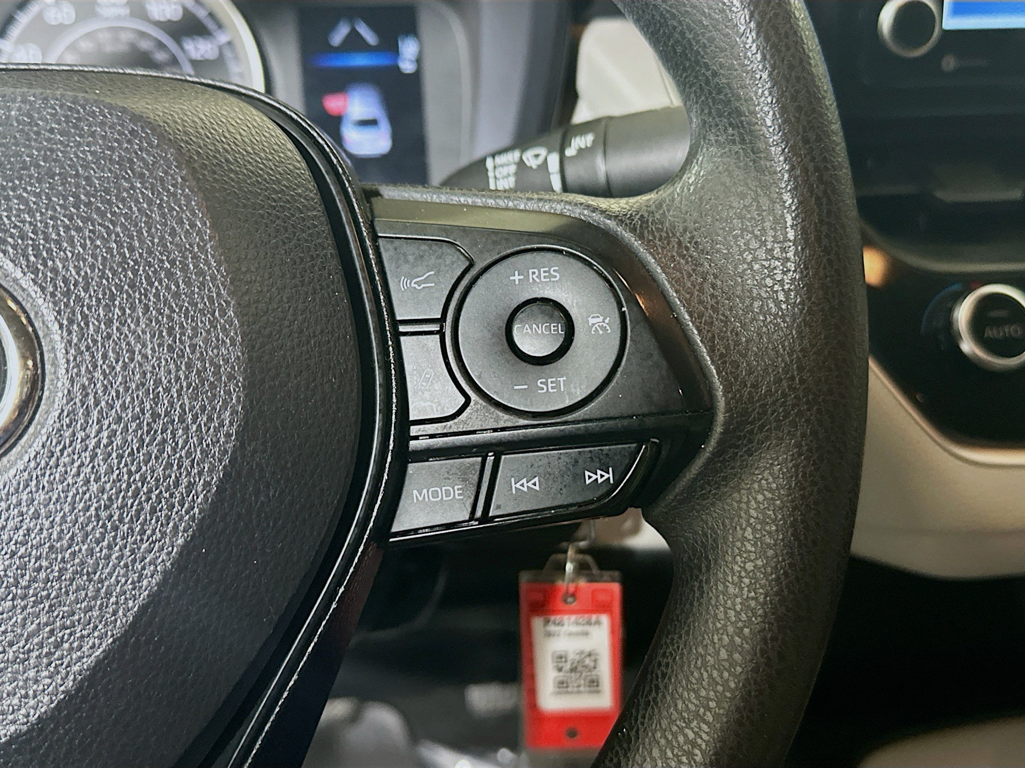 Used 2022 White Toyota LE image 17